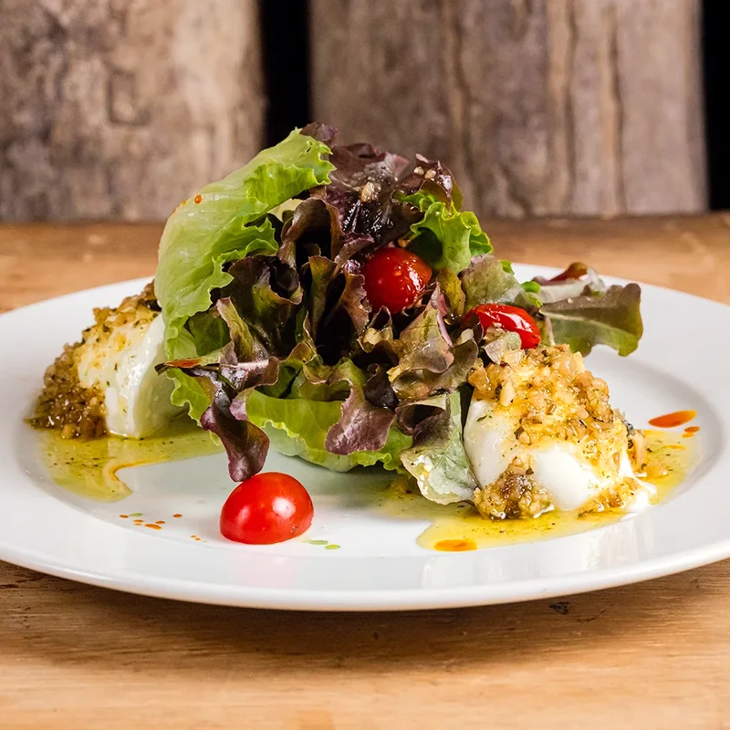 Salada de Burrata ao Pesto de Castanhas