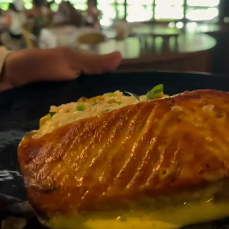 Salmão Grelhado com Risoto de Banana-da-Terra e Molho de Limão-Siciliano